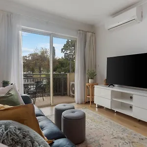 light-and-airy-apartment-overlooking-hurtle-square.adelaidehotels-au.com/